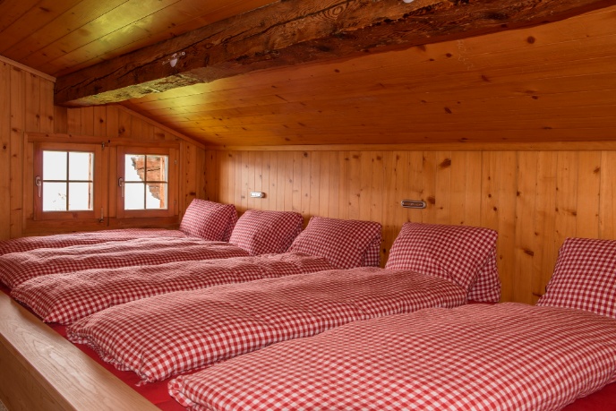zwei 6er-Zimmer Aussen mit Matratzenlager Schlafen 1