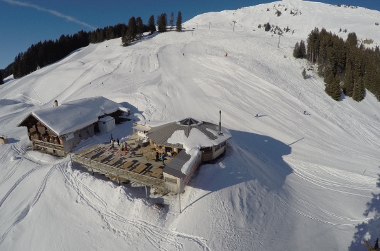 unsere schöne Schneebar im Skigebiet St. Stephan